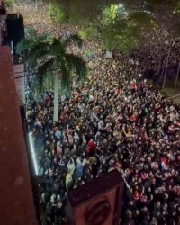 爱游戏体育app下载-时隔十六年再度晋级世界杯，巴拉圭街头夜晚万人空巷进行庆祝